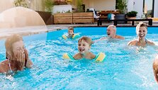 Seneliai, vaikai ir anūkai plaukia (asociatyvinė nuotr.)