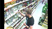 I&scaron; prekybos centro su įvairiomis prekėmis pabėgusį vyrą užfiksavo prekybos centre sumontuotos vaizdo kameros (nuotr.)