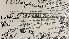 Vaikai apra&scaron;inėjo sieną, kurioje savo linkėjimus buvo palikę kūrėjai