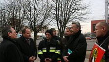 Prie Kauno rajono savivaldybės protestavę ugniagesiai nesutinka, kad jiems būtų mažinama alga.