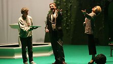 Nors atnaujintas miuziklas jau parodytas žiūrovams, pasak režisieriaus, jis dar bus &scaron;lifuojamas: "Turėjome labai mažai laiko, todėl net ir vėliau teks repetuoti ir repetuoti".