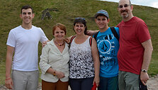 Iga Makutėnienė (centre) su lietuvių kilmės žydų &scaron;eima i&scaron; JAV