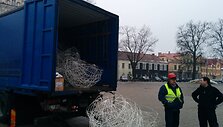 Metalinės eglės konstrukcijos i&scaron;vežtos į sandėlį