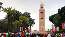 Beveik 80 metrų auk&scaron;čio Kutubijos mečetės minaretas Marake&scaron;e visiems yra tarsi &scaron;vyturys, rodantis kelią į visai &scaron;alia esančią žymiąją Djamaa El Fna aik&scaron;tę