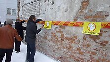Akcijos dalyviai kabina įspėjamuosius ženklus