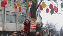 Margučiai ant medžių ir juos gaminę Caritas atstovai