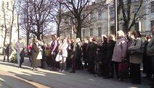 Daugiau nei 100 žmonių susirinko prie Kauno apygardos prokuratūros pagerbti D.Kedžio atminimo