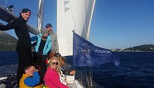 Jachta plaukia de&scaron;imt VOYAGE i&scaron;&scaron;ūkio dalyvių