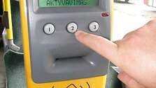 Paspaudus skaičių 2 keleiviai pasiruo&scaron; aktyvuoti savo bilieto kortelę