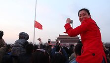 Kinijos vėliavos nuleidimo ceremonija Tiananmenio aik&scaron;tėje