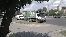 Kauniečio užfiksuotoje nuotraukoje matyti, kaip i&scaron; &scaron;iuk&scaron;liavežės du &bdquo;Kauno &scaron;varos&ldquo; darbuotojai krauna butelius į taros supirktuvės dėžes