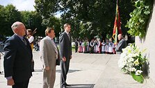 Prie Vytauto Didžiojo paminklo miesto meras Andrius Kupčinskas, Lenkijos Myslibožo miesto mero pavaduotojas Henryk Jabłoński ir Vytautų klubo vadovas Vytautas Juodka padėjo gėlių puok&scaron;tes.