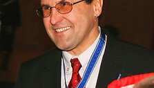 Medžio skulptorius Adolfas Teresius buvo vienas pirmųjų, gavusių Kauno rajono Garbės ženklą.