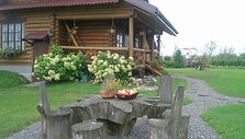 Ąžuoline lenta su užra&scaron;u &bdquo;Gražiausia sodyba &ndash; 2010 m.&ldquo; savo sodybą papuo&scaron; Neveronyse gyvenantys Rima ir Juozas Ručiai. 