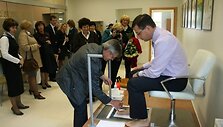 Rekonstruotos ortopedų mokymo centro atidaryme dalyvavęs &Scaron;vietimo ir mokslo ministras Gintaras Steponavičius i&scaron;bandė kai kuriuos prietaisus, naudojamus būsimų pėdos specialistų.