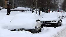 &Scaron;alikelėse palikti automobiliai trukdo tinkamai nuvalyti gatves