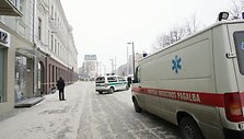 Teritorija prie teismo aptverta, budi pareigūnai ir medikai
