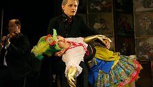 Į Kauną atvežamoje komi&scaron;koje operoje &bdquo;Tarnaitė &ndash; ponia&ldquo; pagrindinius vaidmenis atliks L.Mikalauskas (bosas) ir E.Kalvaitytė-Vitkauskienė (sopranas).