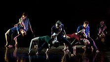 Pirmieji i&scaron;vysti &bdquo;Auros&ldquo; ir lenkų choreografės A.M.Krysiak sukurtą spektaklį &bdquo;Apie mus&ldquo; galėjo Roki&scaron;kyje vykusio festivalio &bdquo;Vaidiname žemdirbiams&ldquo; dalyviai.