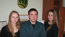 I&scaron; kairės į de&scaron;inę: garliavi&scaron;kiai Laura Talutytė, Karolis Valaika ir Dalia Beržinskaitė dalyvaus imitacinėje Europos ekonomikos ir socialinių reikalų komiteto (EESRK) plenarinėje sesijoje ir ten atstovaus Lietuvai.