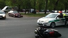 Avarijoje Kaune sužeistas motociklininkas