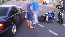 Motociklo ir automobilio susidūrimas