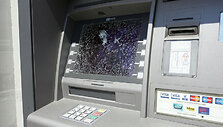 Vandalų nuniokotas bankomatas P.Luk&scaron;io gatvėje