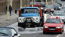 Padidėjus oro tar&scaron;ai &scaron;iltuoju metų laiku Kaune plaunamos gatvės.