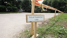 Kauniečius i&scaron;gąsdino lentelė, skelbianti, kad dalis Santakos parko teritorijos tapo privačia valda.