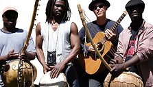 M.Jamesas (antras i&scaron; de&scaron;inės) Lietuvoje koncertuos kartu su Vakarų Afrikos muzikos atstovais.