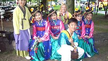 Kolektyvas &bdquo;Yeongnam Yesuldan&ldquo; skleidžia Korėjos tradicinius &scaron;okius ir dainas bei saugo kultūrinį paveldą.