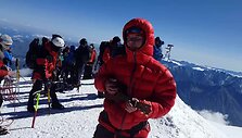 i-kazbeko-virsukalne-ikopusi-lietuvaite-kotryna-reimeryte-pritardama-ukulele-sau-uzdainavo