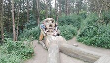 Milžini&scaron;kos statulos yra labai gera proga vaikams (ir ne tik jiems) palaipioti