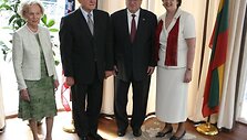 JAV ambasadorius J.A.Cloudas ir Lietuvos prezidentas Valdas Adamkus su žmonomis