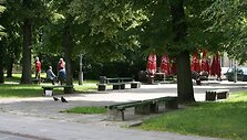 Apleistame skvere Užupyje jau ne vienerius metus karaliauja asocialūs asmenys. Tačiau &scaron;ią vasarą iniciatyvos gaivinti skverą ėmėsi &bdquo;Užupio krautuvė&ldquo; popietėmis kviečianti į lauko kavinę.