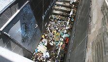 Prie buvusio kino teatro Pylimo gatvėje girtuokliaujantys asmenys prine&scaron;a tiek &scaron;iuk&scaron;lių, kad praeiviams kvapas riečia nosį.