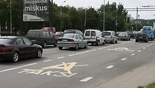 Ne visi vairuotojai pastebi Savanorių prospekte panaikintas vie&scaron;ojo mar&scaron;rutinio transporto eismo juostas.