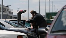 Sukčių Vilniuje niekada netrūko. Pernai prekybos centrų automobilių stovėjimo aik&scaron;telėse patiklius pirkėjus maustė prabangių puodų pardavėjai.