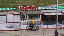 Daugumoje kebabinių nėra tekančio vandens, kur darbuotojai galėtų nusiplauti rankas, todėl jie ir kebabus gamina, ir pinigus ima tom pačiom rankom, nesivargindami užsidėti pir&scaron;tines.