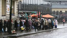 Halės turgaus pa&scaron;onėje nelegalių prekių pasiūla įvairi: nuo tabako gaminių iki dirbtinių gėlių. 