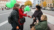 VU studentai Konstitucijas dalino Katedros, Rotu&scaron;ės ir Luki&scaron;kių aik&scaron;tėse.