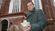 Menotyrininkas Saulius Pilinkus, kolekcionuojantis plytas, turi reliktą ir i&scaron; XVI a. Bernardinų bažnyčios. Beje, pastarajai pasisekė &ndash; ji &scaron;iemet pradėta remontuoti.