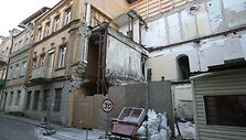 &Scaron;iaulių gatvės 8-asis namas stovi apgriuvęs nuo 2007 m. sausio 25 d. Atstatyti jo neplanuojama iki tol, kol nesibaigs teismų procesai, turintys nustatyti tikslius griūties kaltininkus.
