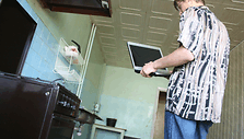Kai kuriuose bendrabučiuose gyvenantys studentai skatinami nenaudoti atsivežtų elektros prietaisų, todėl, pavyzdžiui, kai kurias televizijos programas jie galės pasižiūrėti tik internetu. 
