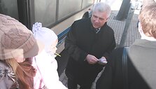 Keleiviams buvo dalijami at&scaron;vaitai. 