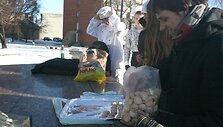 Klaipėdos jaunuoliai moterims per kovo 8-ąją dalijo sausainius ir vyrų užra&scaron;ytus sveikinimus.