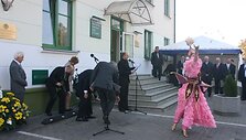 Svečių tradicija: mėtyti saldainius, kad juos pagavus lydėtų sėkmė. 2010 m. rugsėjo 24 d.