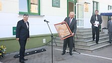  Kazachstano ambasadorius Lietuvoje G.Koi&scaron;ybajevas B.Petrauskui padovanojo paveikslą. 2010 m. rugsėjo 24 d.