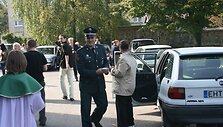 Kunigui talkino ir pareigūnai, dalindami informacinius lankstinukus, kuriuose i&scaron;vardinti ir de&scaron;imt Dievo įsakymų vairuotojams. 2010 m. rugsėjo 26 d.
