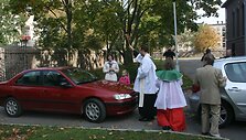 Dekanas kunigas V.Viktoravičius &scaron;ventina automobilius. 2010 m. rugsėjo 26 d.
